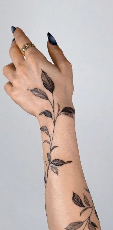 tatuajes de enredaderas para mujeres