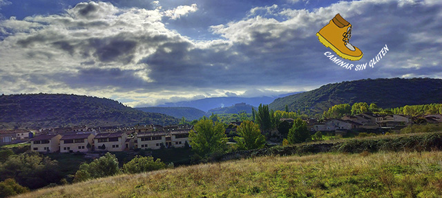 Vista de La Velilla desde el sendero y al fondo el Castillo de Pedraza