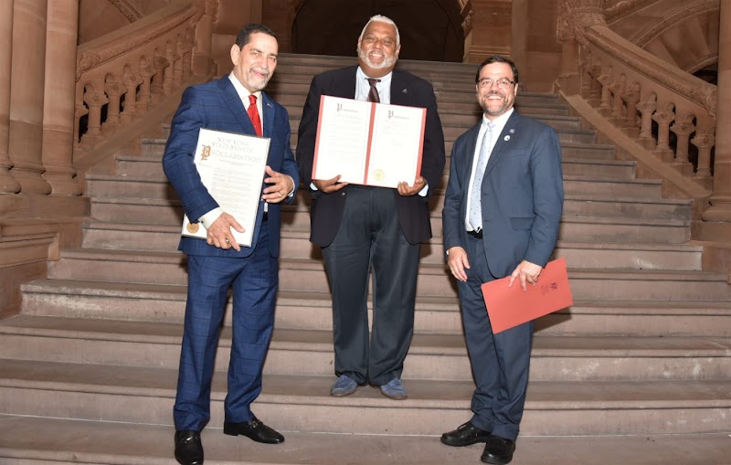 Mercadólogo Elías Corporán reconocido con proclama del senado estatal de Nueva York
