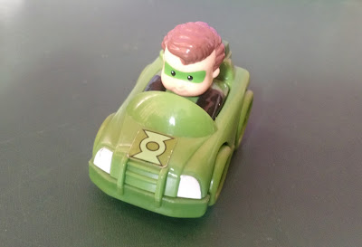 Boneco Little People da Fisher Price como Lanterna Verde - DC comics , dentro do carro,- 6,5cm de comprimento; 5cm de altura (cabeça do boneco) R$ 15,00