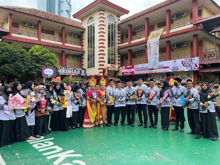 SMA YP Unila Bandar Lampung Peringati Hari Guru Ke 77, Beri Penghargaan Guru Teladan