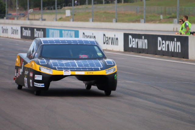 Mobil Sunswift buatan University of NSW, Australia, turut ambil bagian dari lomba tahun ini