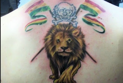 TATUAJE DE LEON RASTAFARI EN ESPALDA