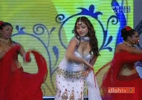 anushka sharma bending to show cleavage