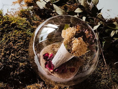 bouquet de fleurs séchées sous cloche en verre