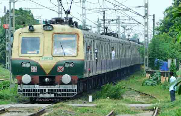 many-local-trains-cancels-by-rail-at-howrah-tarakeswar-route