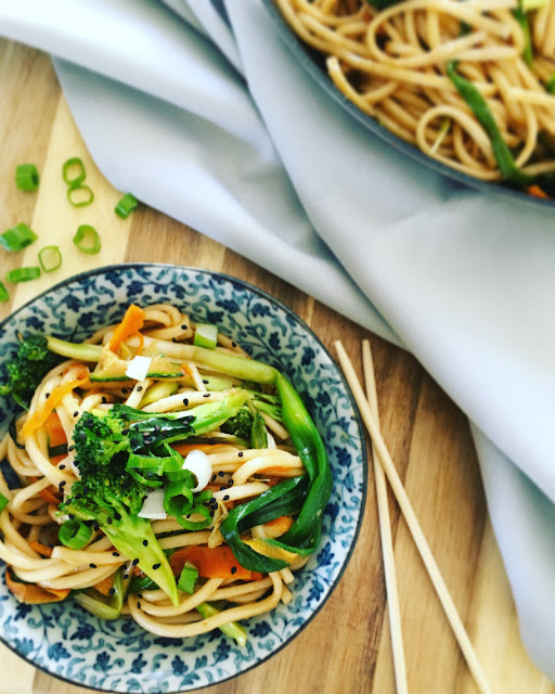 Udon noodles con vegetales al wok