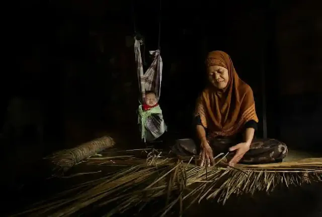 Menjadi ibu dalam kehidupan ala kapitalisme pun terasa amat berat. Ibu yang harusnya bisa fokus untuk mengasuh dan mendidik generasi saat ini harus disibukkan mengais rupiah demi kehidupan anaknya. Ya, karena apalah daya, ayah tak sanggup penuhi seluruh kebutuhan keluarganya. Akhirnya, ibu mengambil peran membantu urusan keuangan keluarga.