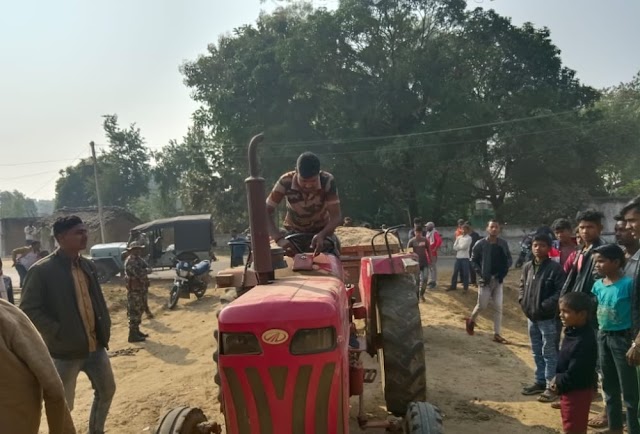 ग्रामीणो ने अवैध बालु लदे ट्रैक्टर को पकड़कर पुलिस को किया सुपुर्द dhurki