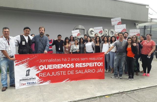 Os jornalistas da TV Globo São Paulo estão sem reajuste salarial desde o ano passado. Os profissionais reclamam que a emissora quer conceder aumento de 6% referente a 2015, ano em que a inflação ficou acima de 10%, e 6,5% para 2016.

Um abaixo assinado foi feito e está circulando com aderência dos trabalhadores do canal, que se reuniram em frente à emissora na tarde desta quarta-feira, 14, para protestar em prol da campanha salarial.