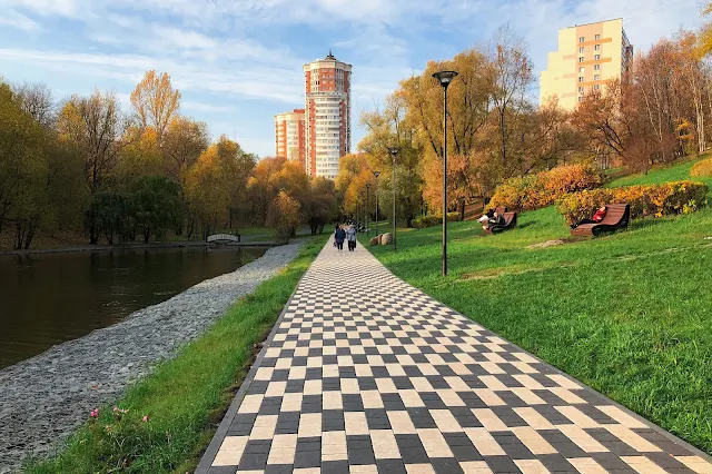 Можайское шоссе, дворы, парк и пруд в пойме реки Ивницы, жилой комплекс Green House