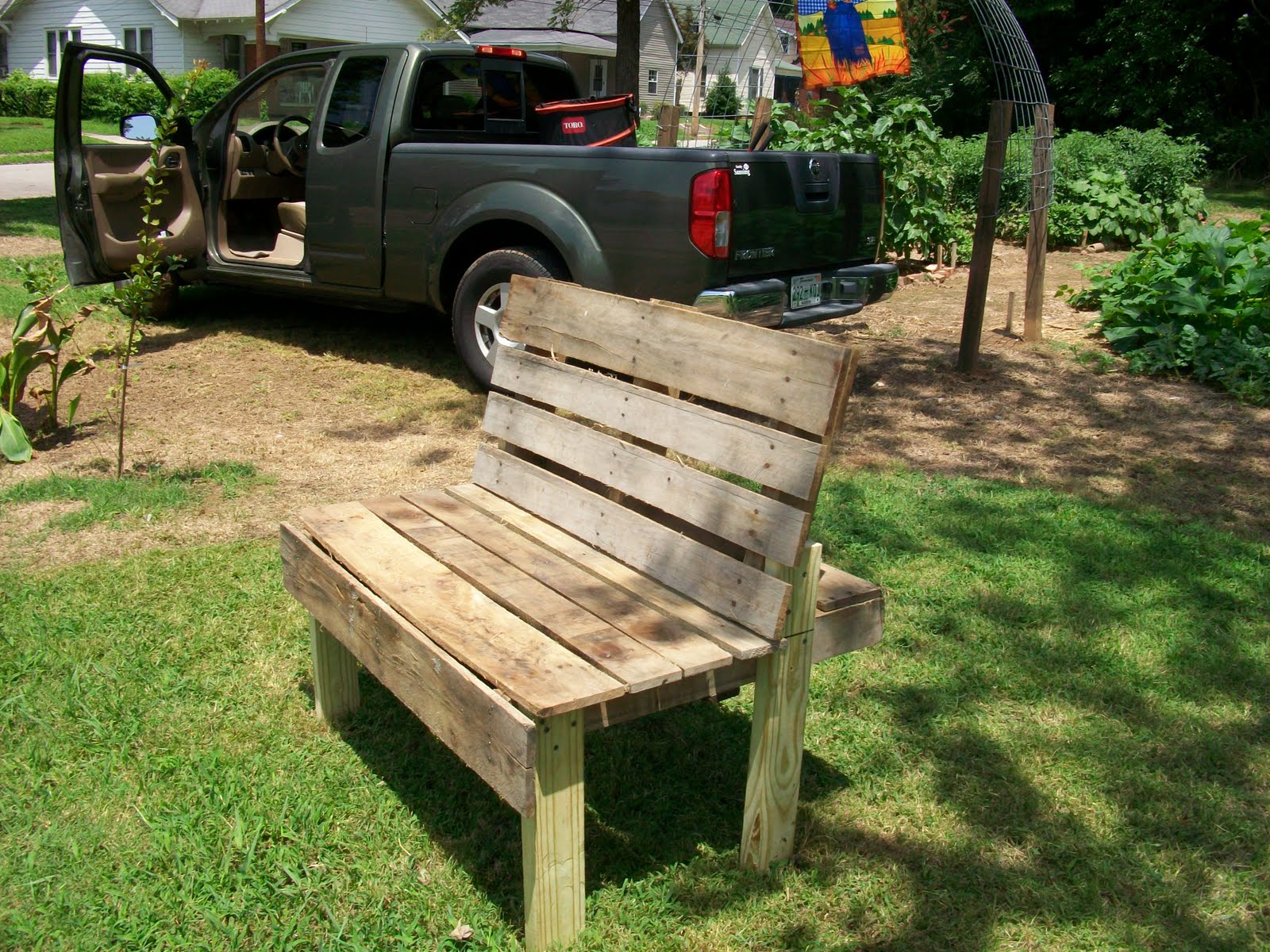 garden daddy: recycled pallet becomes garden bench