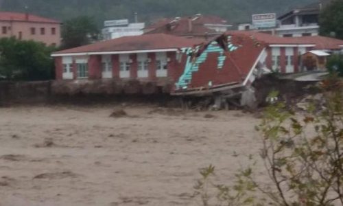 Πέντε οχήματα της Πυροσβεστικής Υπηρεσίας από τα Γιάννινα, δύναμη της ΕΜΑΚ με βάρκες και όλο τον εξοπλισμό καθώς και το ειδικό ερπυστριοφόρο όχημα που διαθέτει μεταβαίνουν στην Καρδίτσα η οποία πλήττεται τις τελευταίες ώρες από την κακοκαιρία.