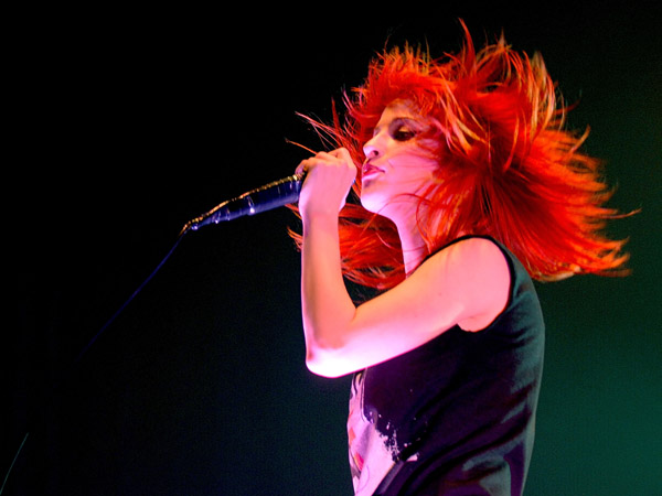 I seriously want Hayley William's hair Love how she pulls off the flame 