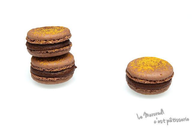 Macarons au chocolat noir et au curry