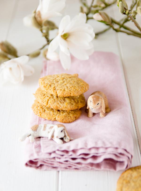 Rezept für das Osterfrühstück oder den Osterbrunch: Rüblikekse mit Karotten, Kokos und Walnüssen - Oster-Cookies als Alternative zum Möhrenkuchen. By http://titatoni.blogspot.de/