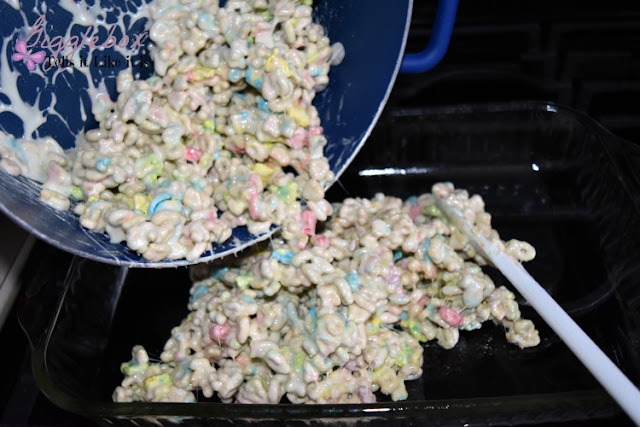 a delicious dessert for St Patrick's Day, family friendly St Patrick's Day dessert, Lucky Charms, St Patrick's Day, 