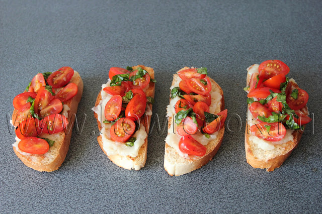 рецепт бутербродов с запеченным чесноком, пармезаном и черри с пошаговыми фото