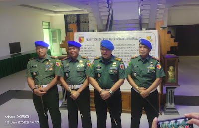 Caption. Usai pimpin sertijab Kolenel Cpm Muhammad Reza H. Nasution (tengah) Komandan Pangdam V Brawijaya