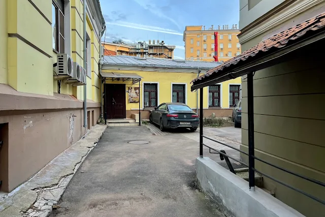 Малый Кисельный переулок, дворы, главный дом бывшей городской усадьбы М. Ф. Федорова - А. М. Эрлангера (построен в 1817 году)