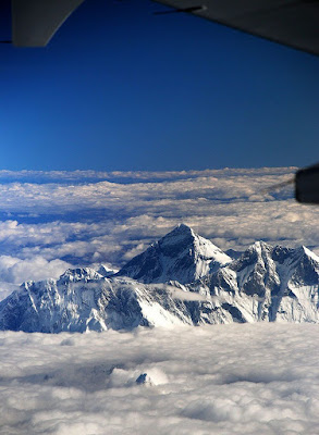 منظر رائع لجبل إفرست من طائرة