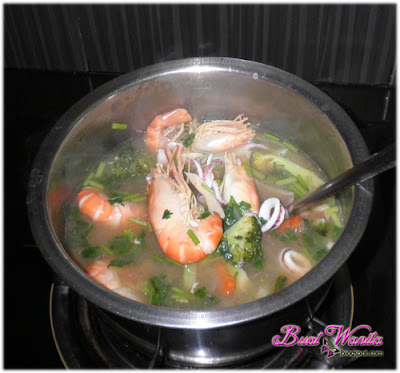 Resepi Mudah Tomyam Udang Galah Sedap. Resepi Tomyam Seafood Sedap Simple Senang. Cara Masak Tomyam Udang Sotong