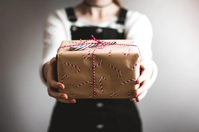 Girl showing gifts box hd image