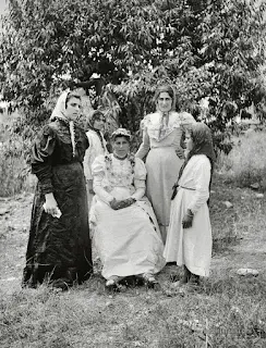 صورة ل نسوة من الناصرة عام ١٩٣٧ يلبسن ملابس النساء في مدينة الناصرة