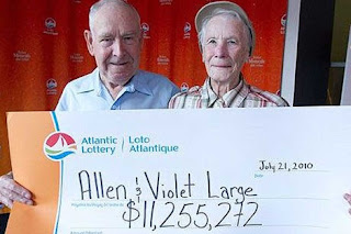 noticias curiosas del dia pareja ancianos loteria caridad