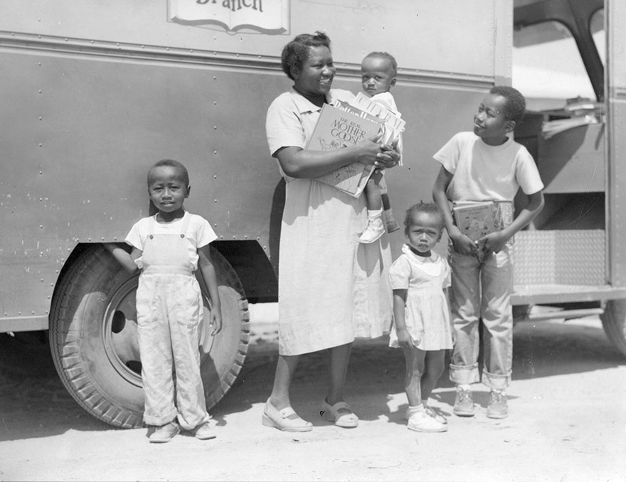 Before Amazon, We Had Bookmobiles 15+ Rare Photos Of Libraries-On-Wheels - Mrs. Josie Sanders, Richard Sanders, Jerome Sanders And Two Younger Children. C1950s