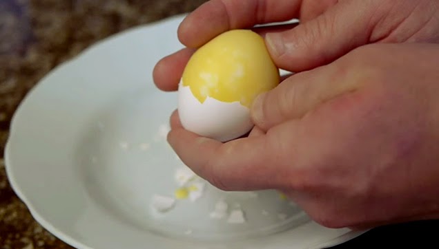 Watch the tutorial: How to make Scrambled Hard Boiled Eggs without breaking its shell