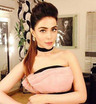 Backless Beauties at Hum Glamourous Awards 2016 