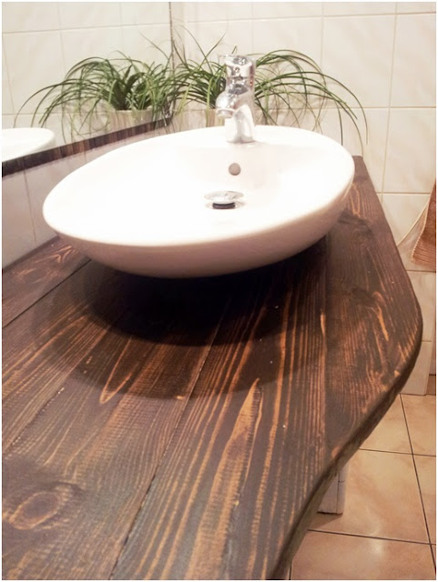 drewniay blat pod umywalkę jak zrobić, jak zabezpieczyć drewno w łazience,blat z drewna DIY,olejowanie drewna krok po kroku