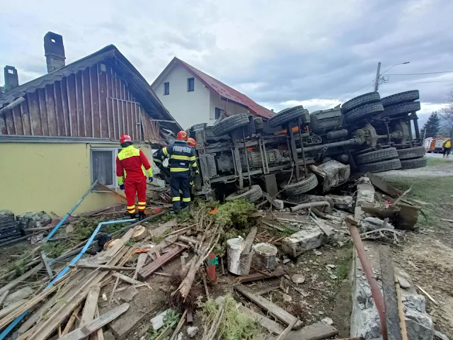 VIDEO Accident de Drăgușeni. Basculantă scăpată de sub control, distrugeri majore în două gospodării. Șoferul a scăpat nevătămat