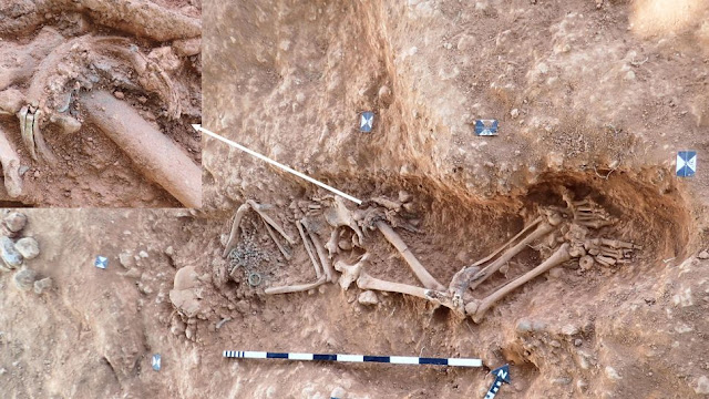 Τα δαχτυλίδια από ελεφαντόδοντο έχουν βρεθεί σε περισσότερους από 700 πρώιμους αγγλοσαξονικούς τάφους σε όλη την Αγγλία, αλλά είναι πολύ μεγάλοι για να χωρέσουν σε ένα δάχτυλο. Οι αρχαιολόγοι πιστεύουν τώρα ότι χρησιμοποιούνταν για να κρατούν ανοιχτές υφασμάτινες τσάντες δεμένες στη μέση. [Credit: Hemer et al/Journal of Archaeological Science: Reports]