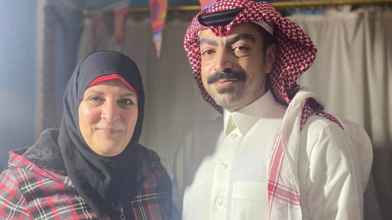 سعودي يعثر على أمه المصرية التي انفصلت عنه وهو صغير بعد 32 عامًا من الفراق