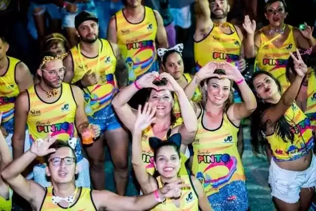 Com alegria, criatividade e muito samba, onze blocos e a Escola de Samba Quero Quero desfilarão na Copacabana no Carnaval da Ilha
