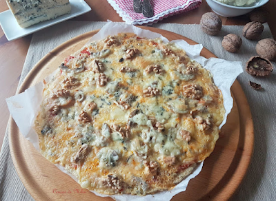 Pizza con masa de coliflor y almendras,  con queso azul y nueces #lunessincarne