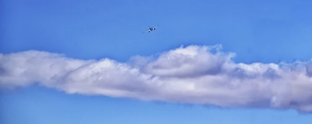 Avión subiendo sobre nubes