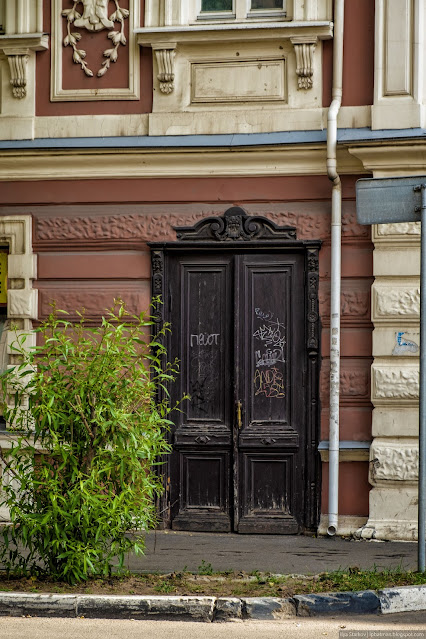 Старая ажурная деревянная дверь
