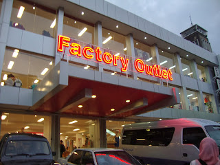 Salah satu Factory Outlet (FO) di Jalan Riau