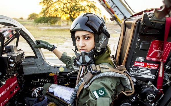 10 Wanita Cantik yang Jadi Pilot Pesawat Tempur di Dunia