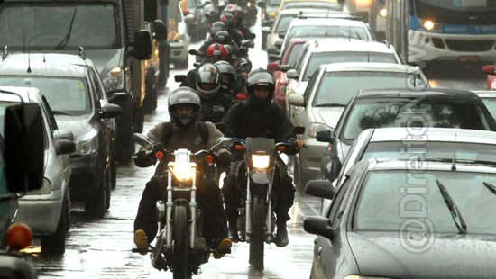 Empinar moto é crime de trânsito de acordo com a Lei nº 13.546