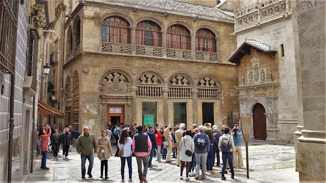 Entrada a la Capilla Real de Granada con mucha gente.