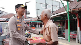 Turun Ke Jalan, Kapolres Toraja Utara Bersama Mahasiswa PMKRI Cabang Toraja Bagikan Sembako