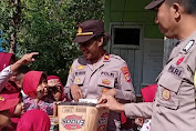 Peduli Budaya Literasi, Polisi Distribusikan Buku Bacaan di SD Negeri 30 Babasondong