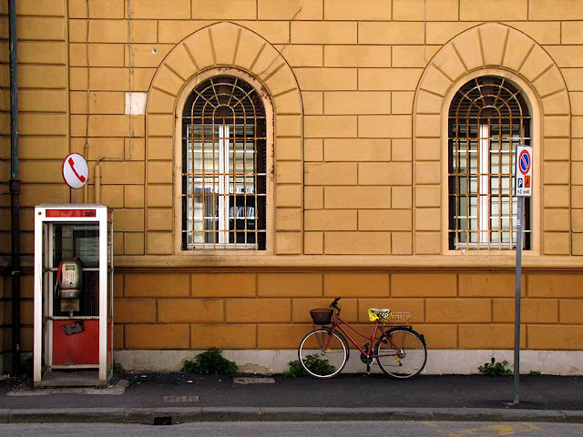 Bicycle and phone booth, via Marradi, Livorno