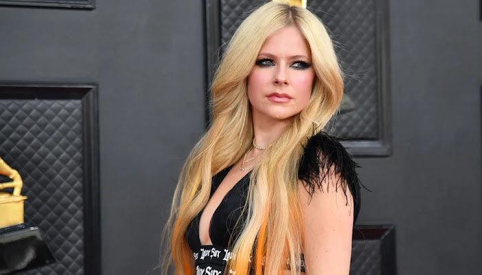 Avril Lavigne deslumbra en la primera alfombra roja de los Grammy en 19 años, y a los fanáticos les encanta