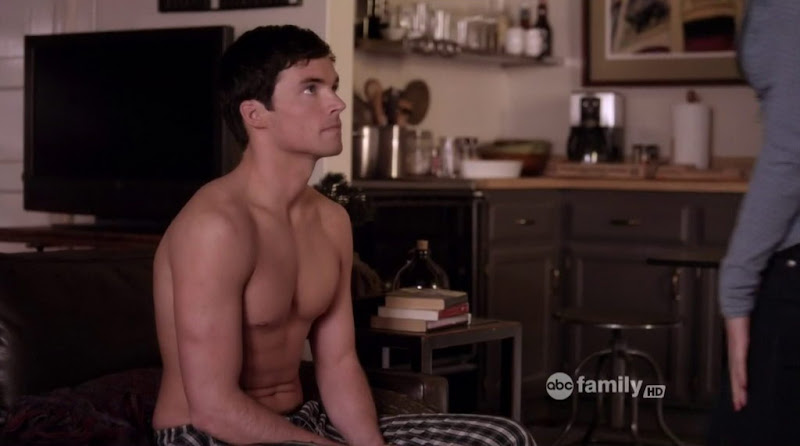  Ian Harding Shirtless in Pretty Little Liars s2e01