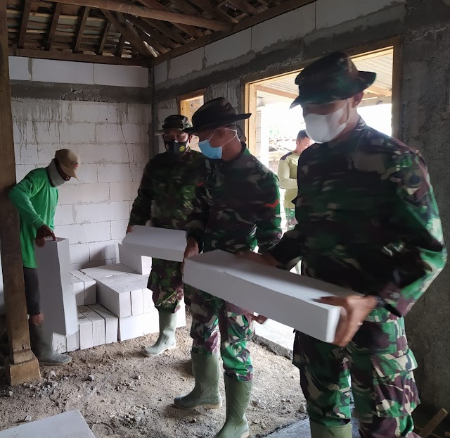 Selain Pemlesteran lantai, pembuatan Sekat Kamar RTLH pak Wagiyo juga dipercepat